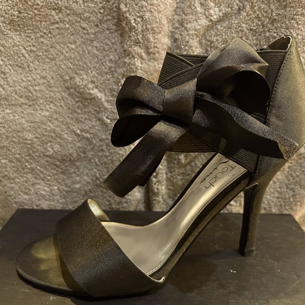 Nina Women’s size 7 1/2 black satin open toe elegant shoe slip on with ankle bow